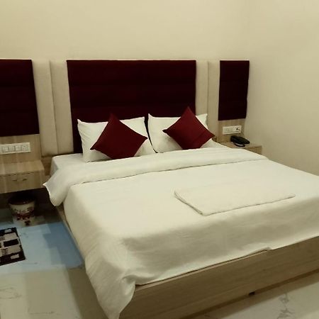 Hotel Lr Delite Inn Матхура Екстер'єр фото