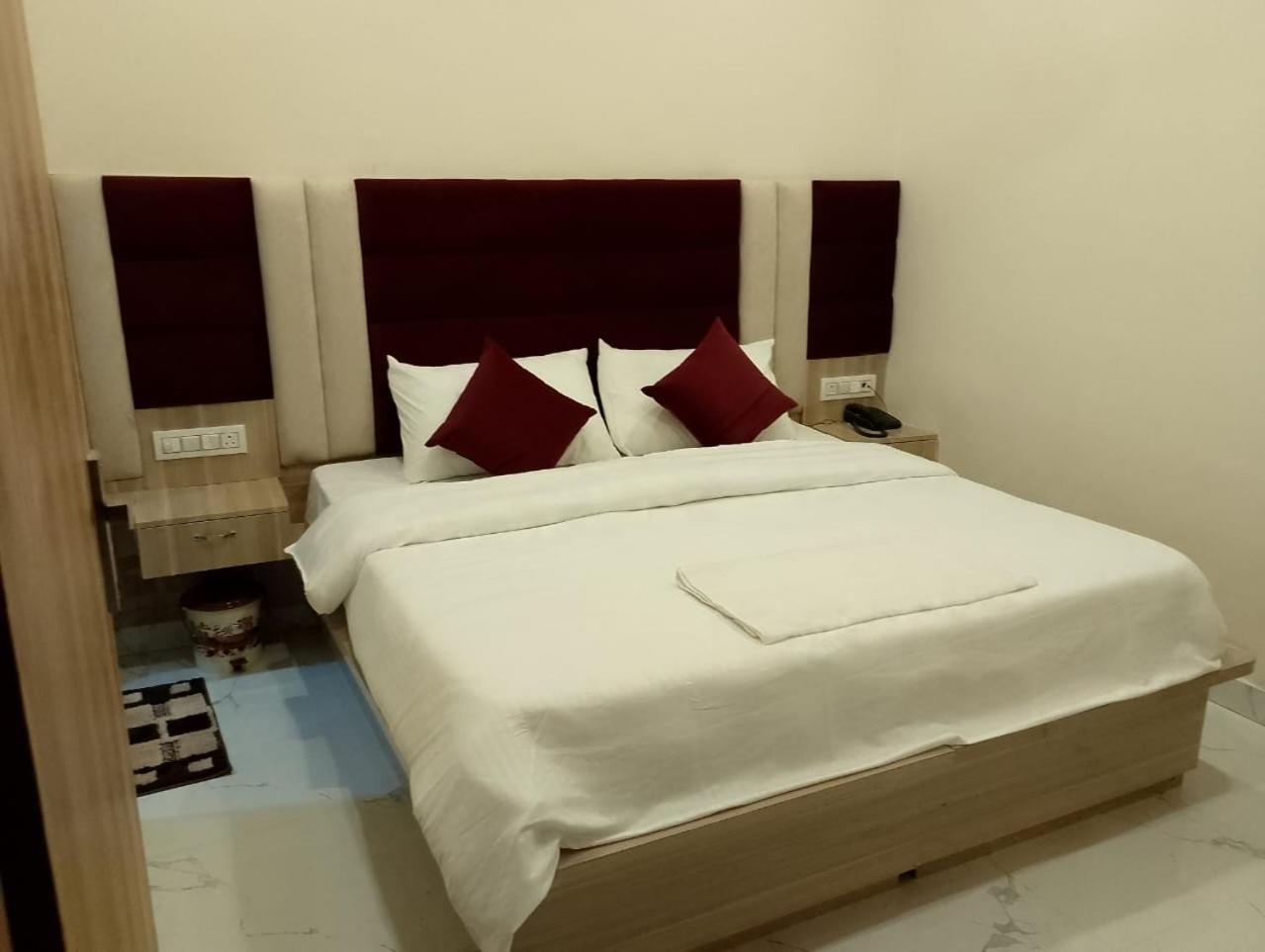 Hotel Lr Delite Inn Матхура Екстер'єр фото