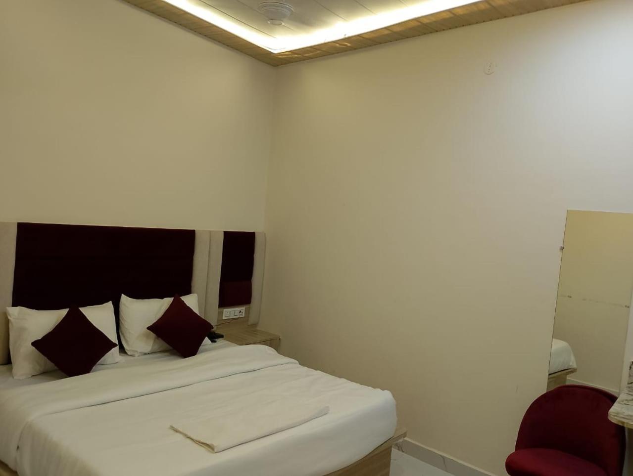Hotel Lr Delite Inn Матхура Екстер'єр фото