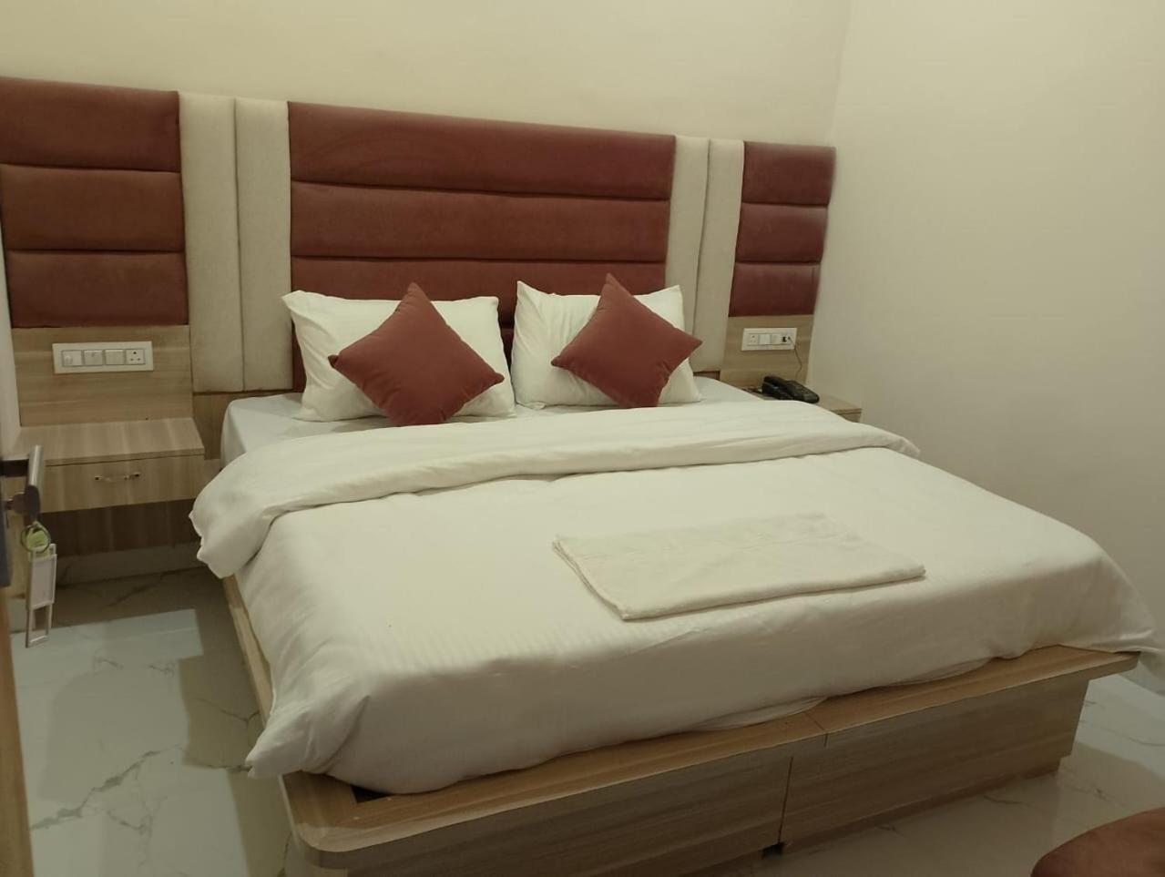 Hotel Lr Delite Inn Матхура Екстер'єр фото