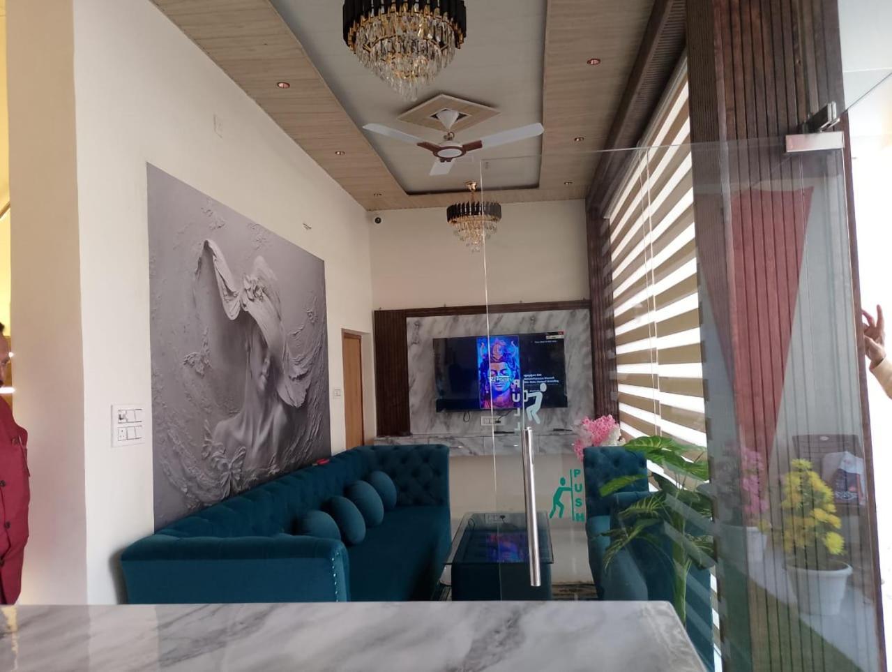 Hotel Lr Delite Inn Матхура Екстер'єр фото